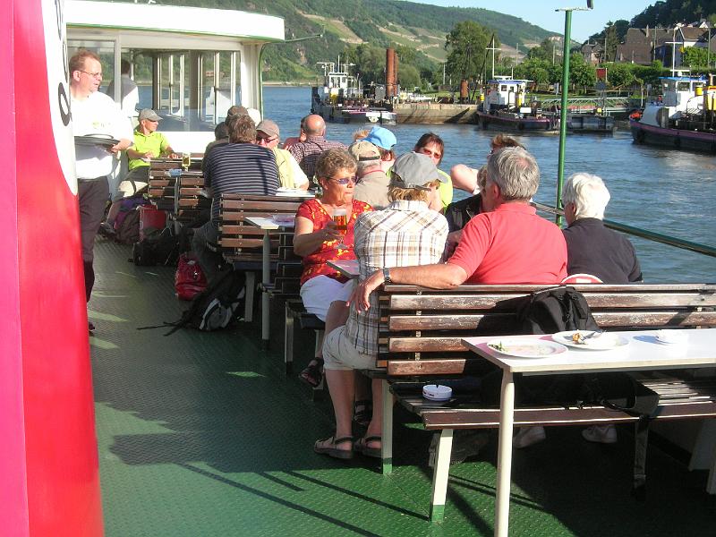 2009-05-Ausflug-Bacharach 068.jpg - vorbei an den Schleppern in Trechtlinghausen